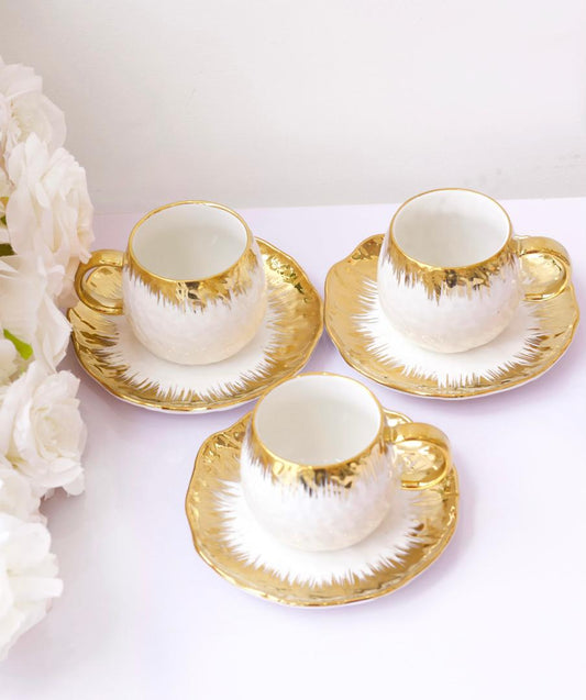 Gold-effect teacup set